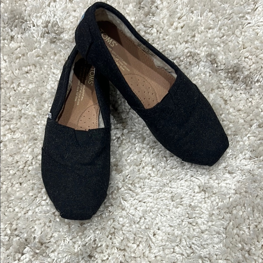 TOMS Women's Black Slip-On Shoes - Fleece lined